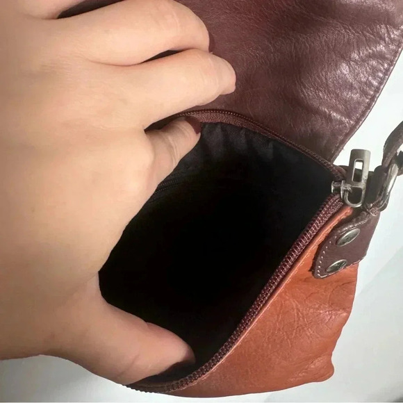 Italian leather Duotone crossbody bag - Picture 6 of 9